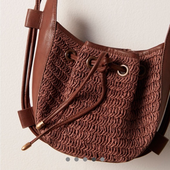 FREE PEOPLE CABANA CROSSBODY BAG IN A BEACH WOVEN DESIGN AND SLOUCHY SILHOUETTE - Picture 3 of 8